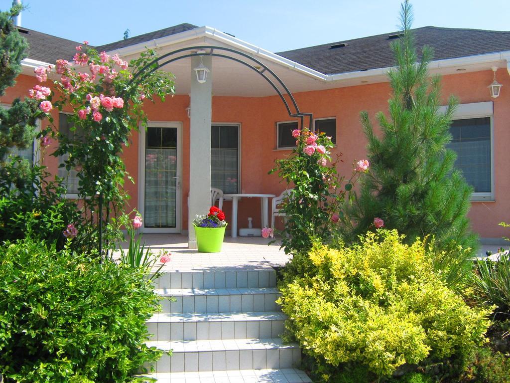 Feszek Apartmanhaz Vonyarcvashegy Εξωτερικό φωτογραφία